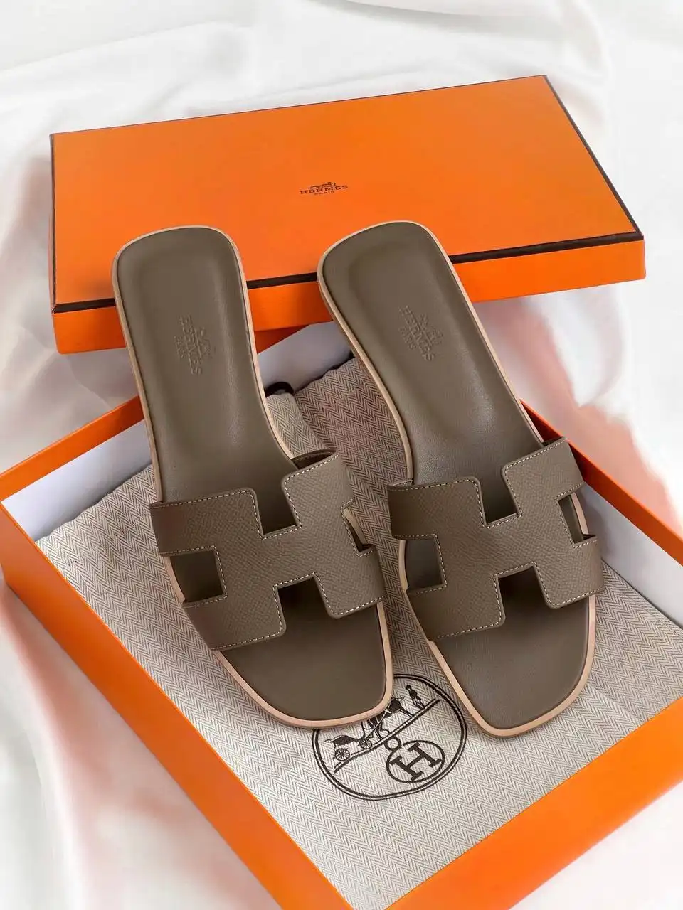Hermes Hermes Oran Sandal Epsom Etoupe