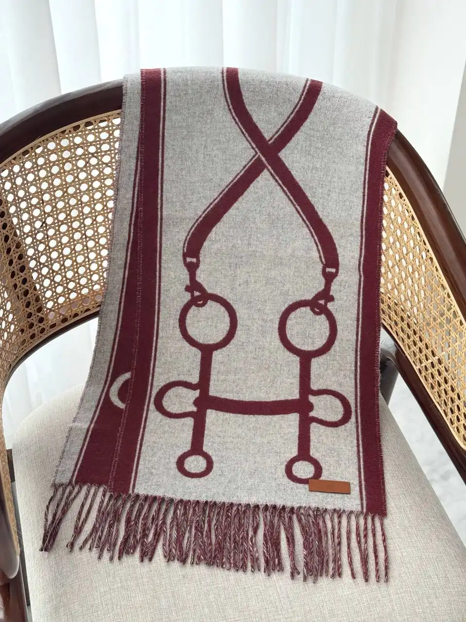 Hermes Hermes Echarpe Casaque Mors Scarf gris clair chine / rouge H