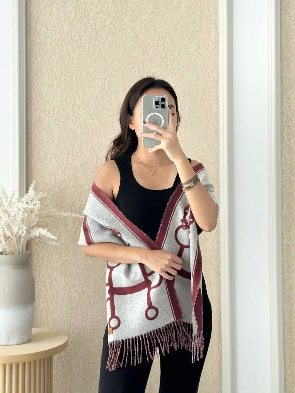 Hermes Hermes Echarpe Casaque Mors Scarf gris clair chine / rouge H
