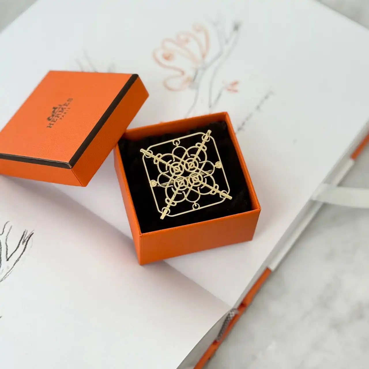 Hermes Hermes Scarf Ring Eperon dOr Cisele Scarf Ring GHW