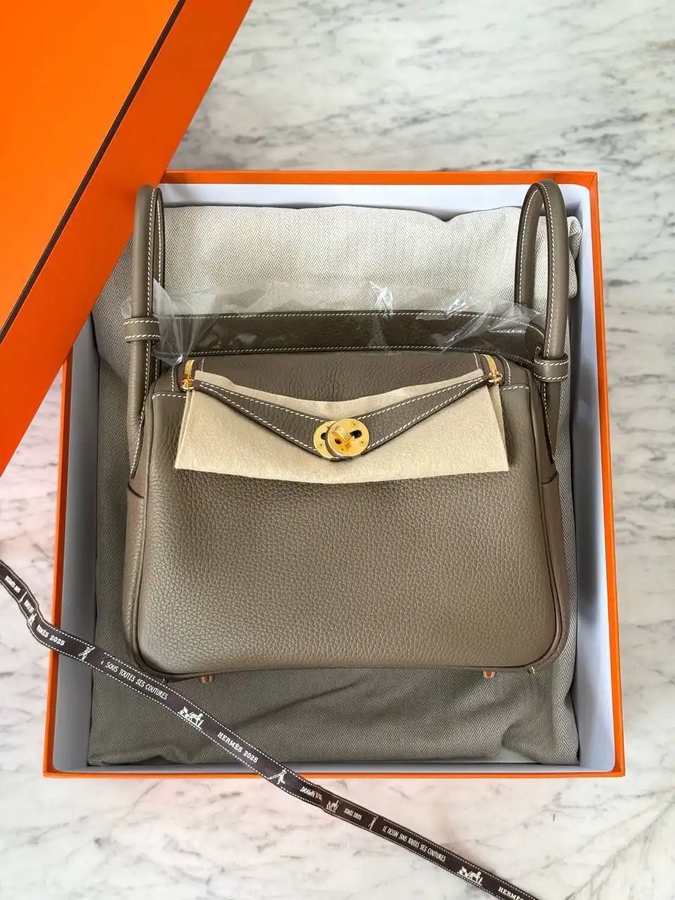 Hermes Hermes Lindy 26 / L26 Etoupe GHW