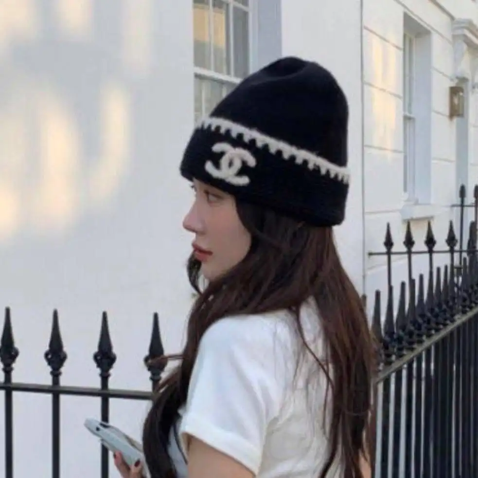 Chanel Beanie Logo White - photo 3