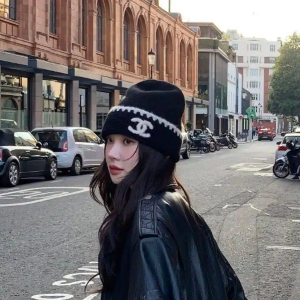 Chanel Beanie Logo White - photo 4