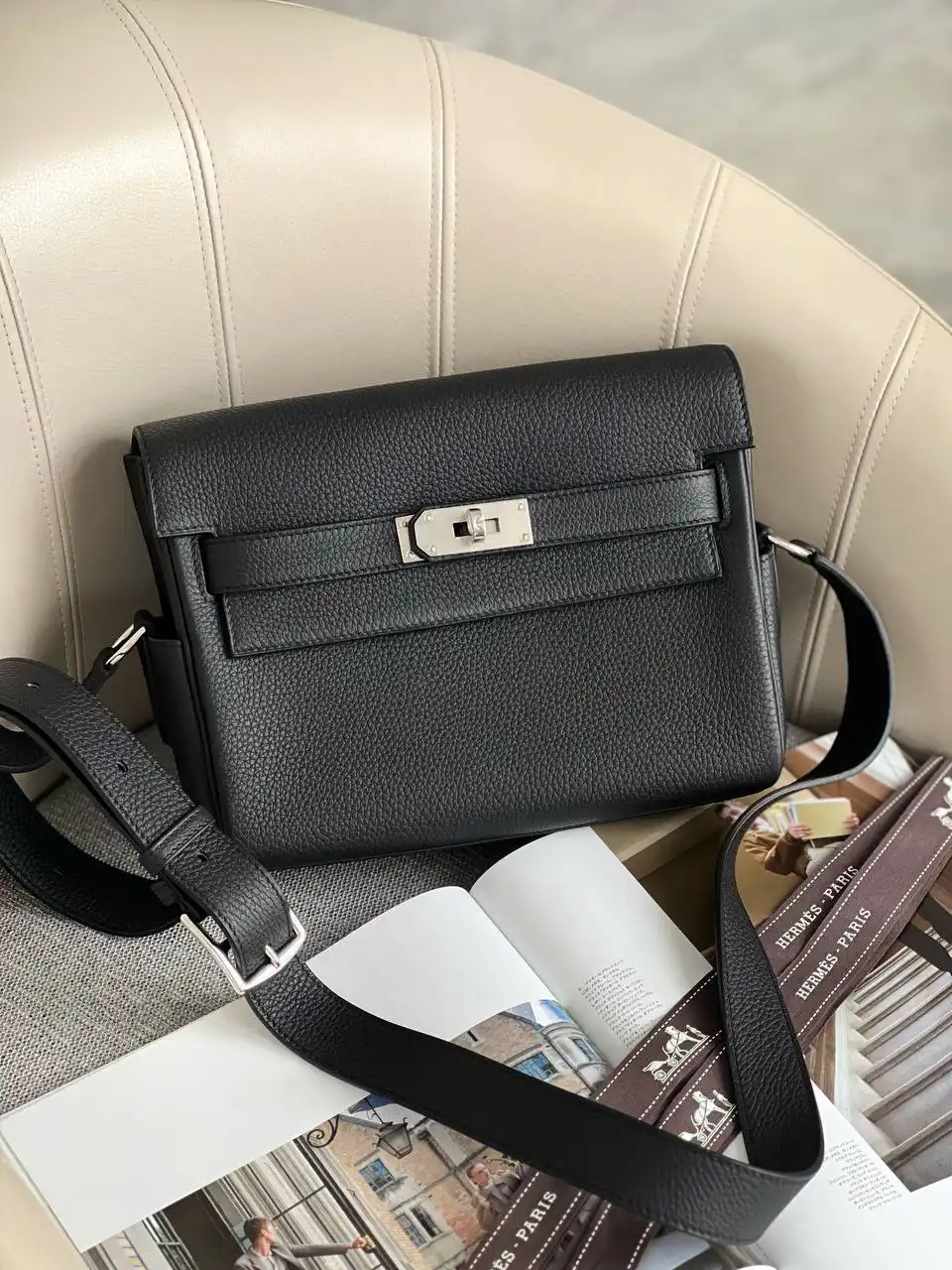 Hermes Hermes Kelly Messenger Togo Black PHW