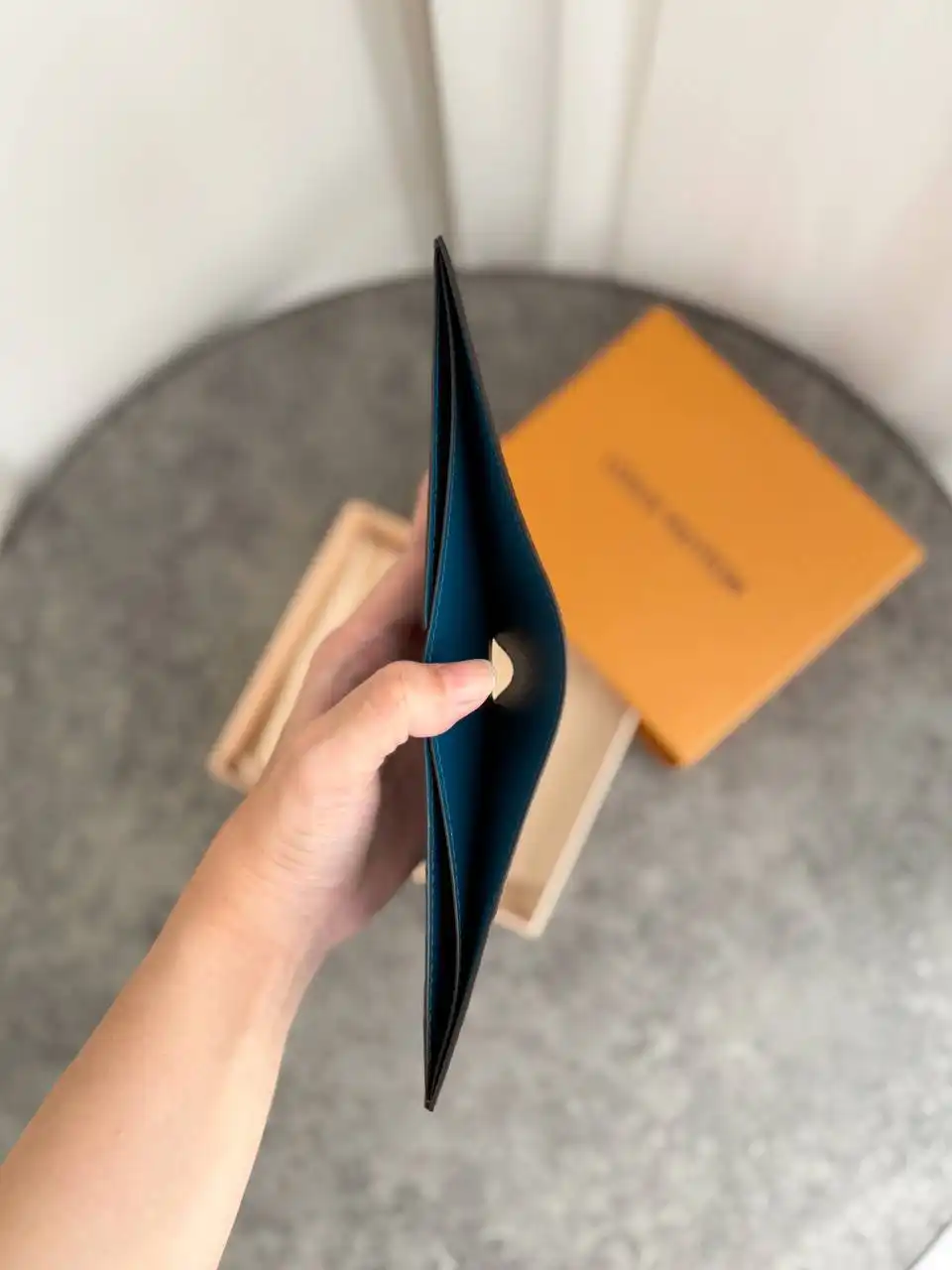 LV Slender Wallet Defile Homme Printemps Ete 2026 - photo 3