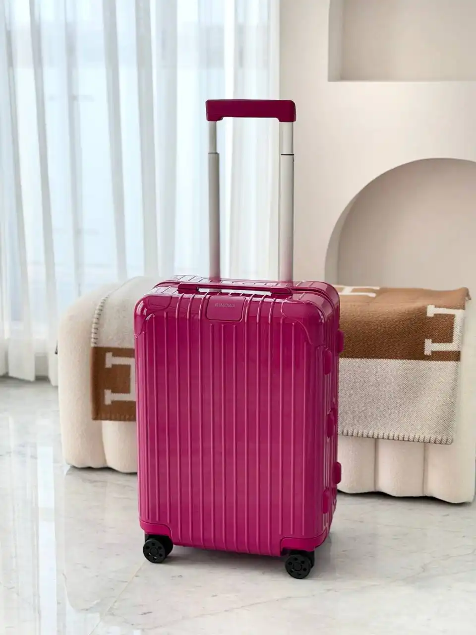 Rimowa Rimowa Essential Cabin Gloss Magenta Purple