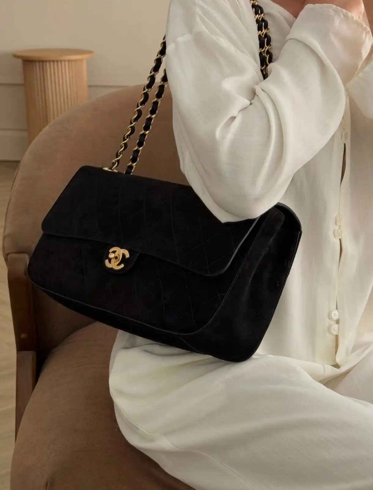 Chanel Maxi Flap XL Velvet Black GHW 32cm - photo 4