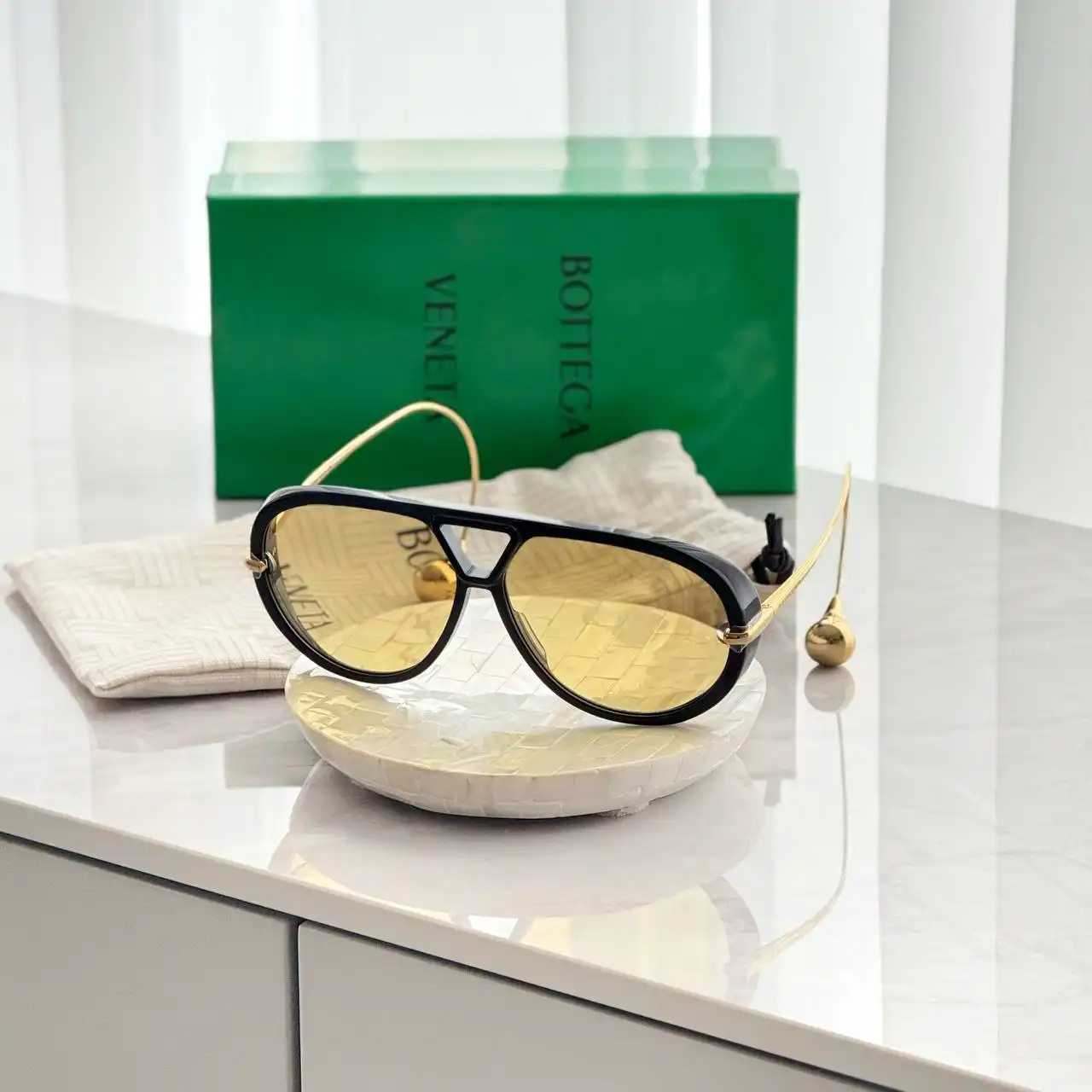 Bottega Veneta Bottega Veneta Drop Aviator Sunglasses Black / Yellow