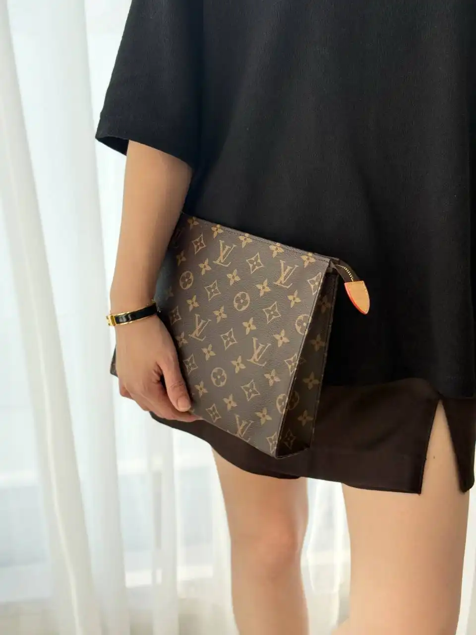 LV Toilet Pouch 26 Monogram - photo 3