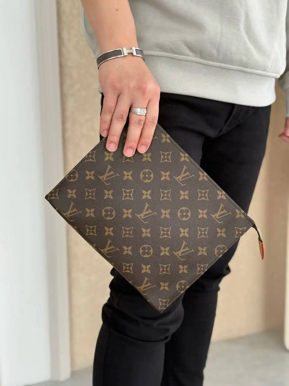 LV Toilet Pouch 26 Monogram - photo 4
