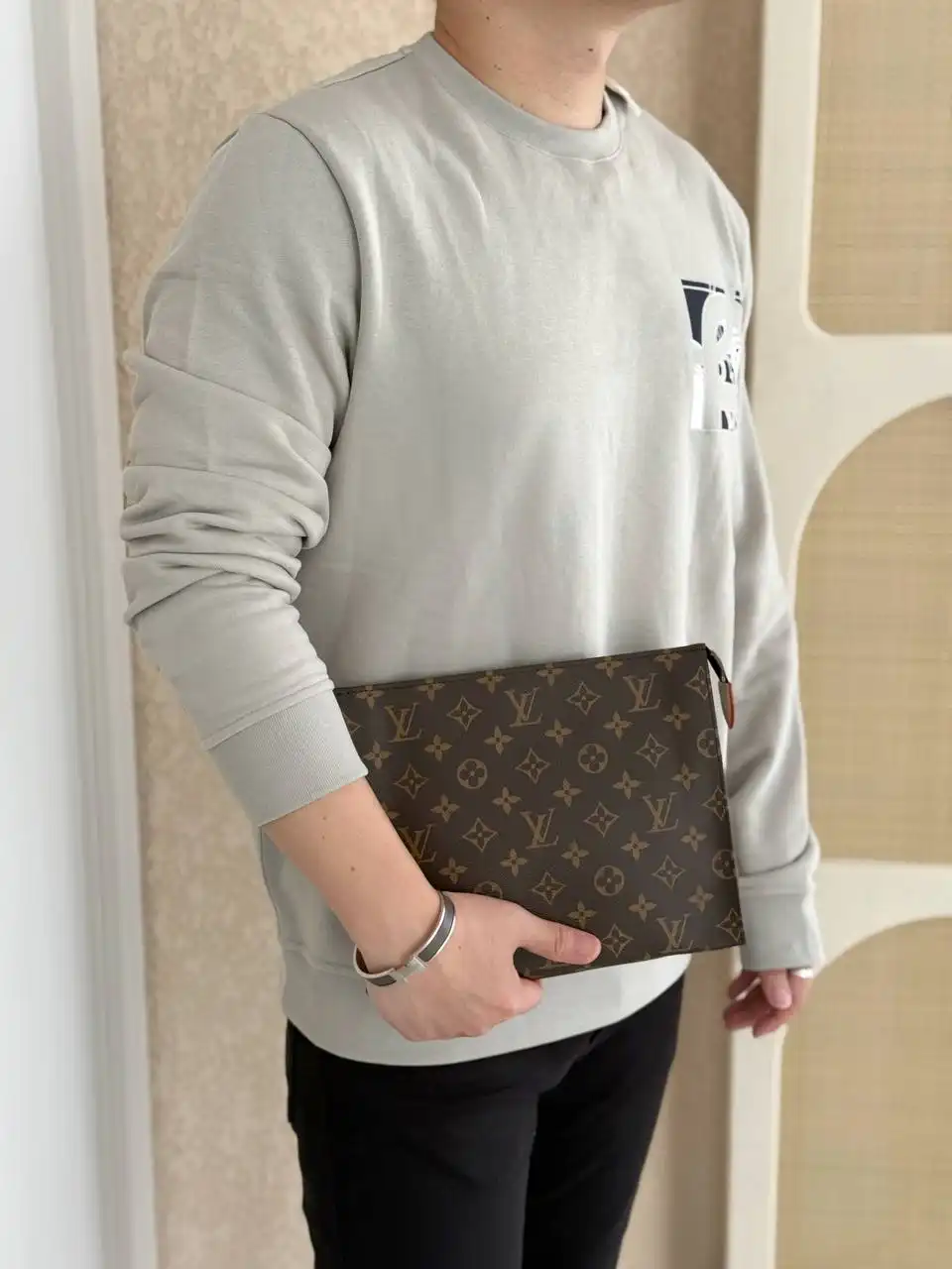 LV Toilet Pouch 26 Monogram - photo 5