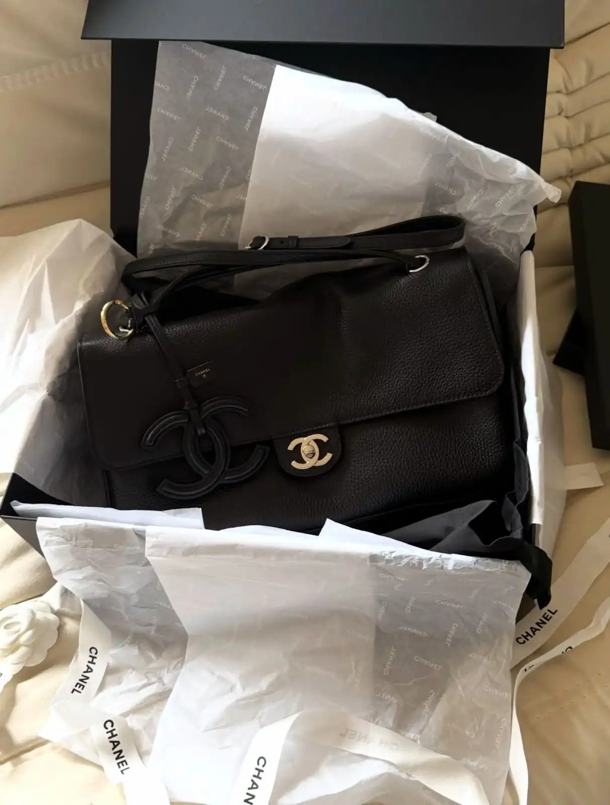 Chanel Maxi Flap XL Black GHW 32cm - photo 3