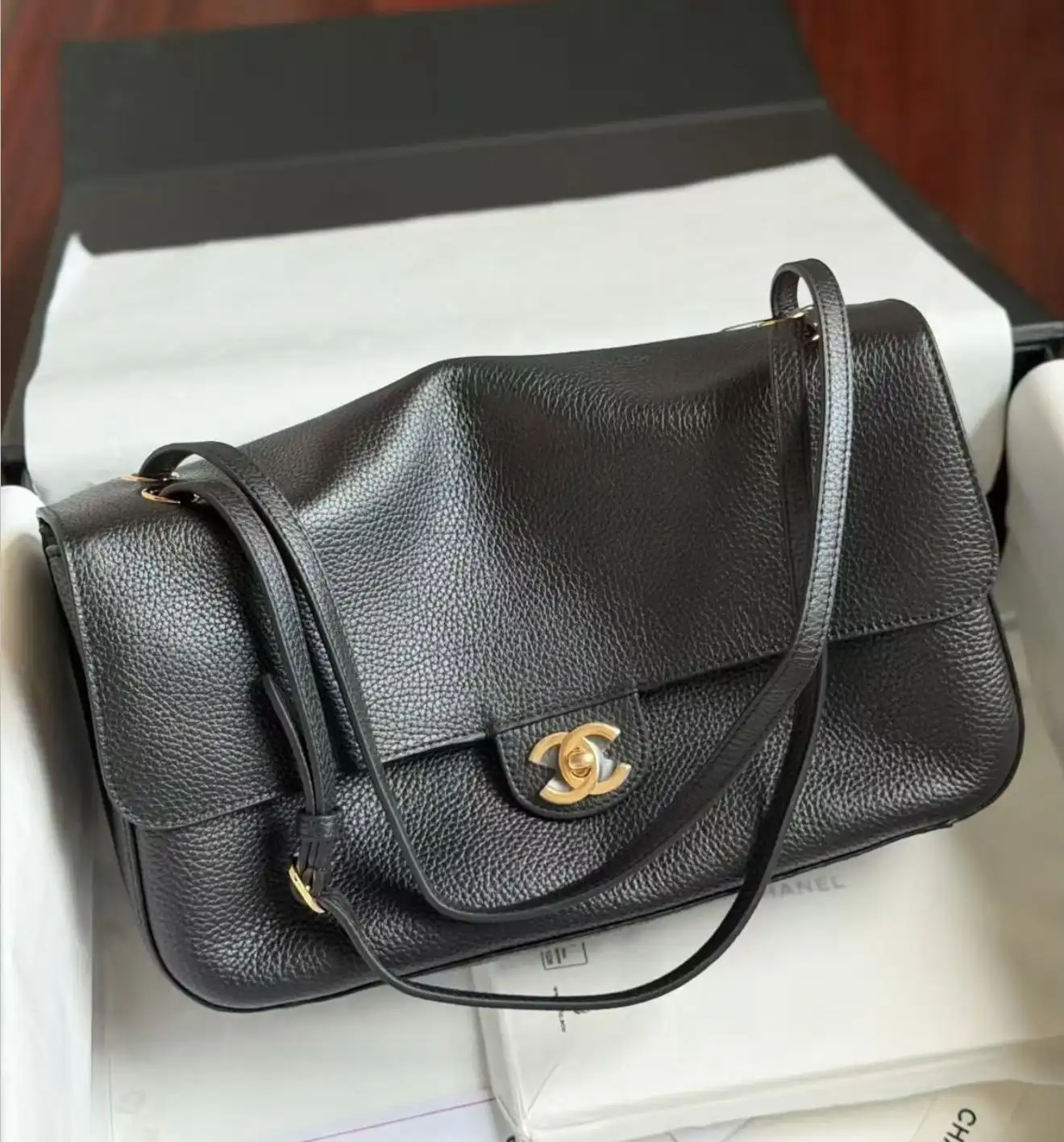 Chanel Maxi Flap XL Black GHW 32cm - photo 4