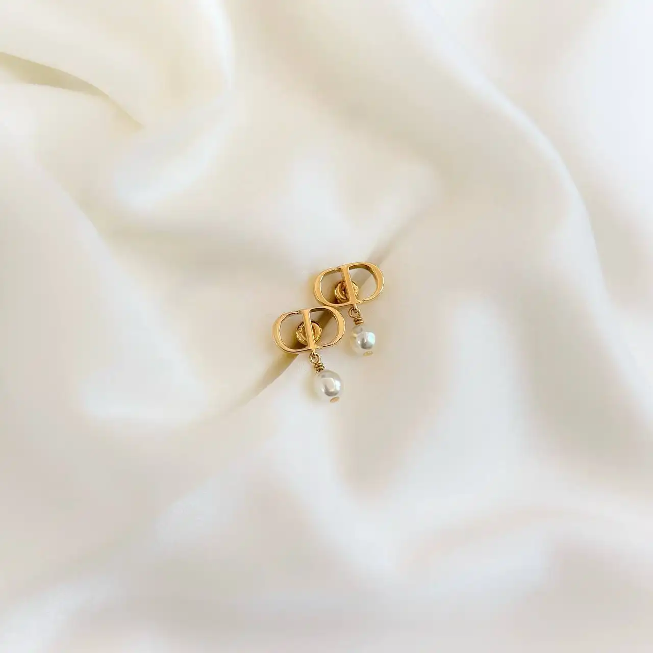 DIOR DIOR Petit CD Earrings White Pearl