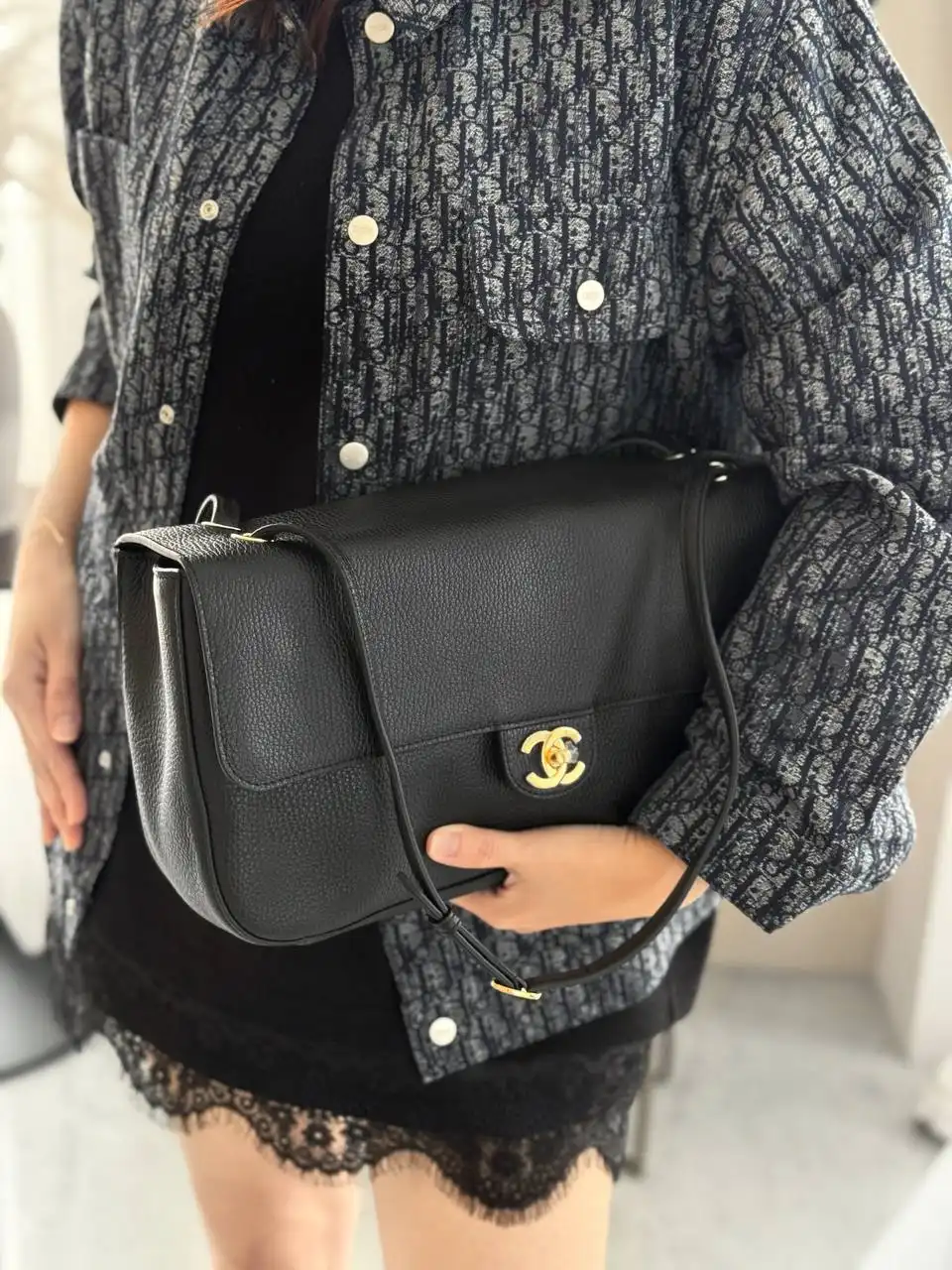 Chanel Maxi Flap XL Black GHW 32cm - photo 5