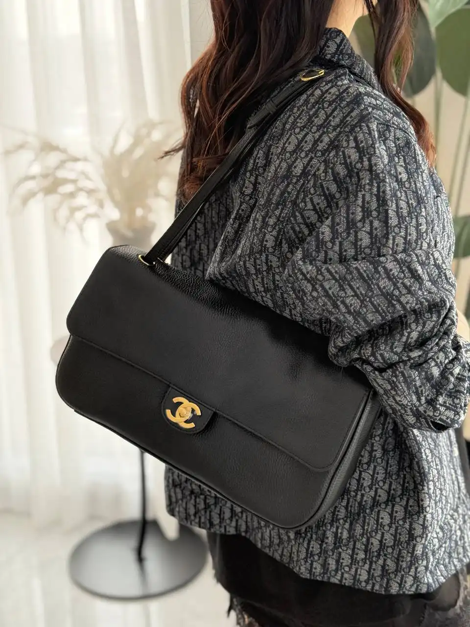 Chanel Maxi Flap XL Black GHW 32cm - photo 6