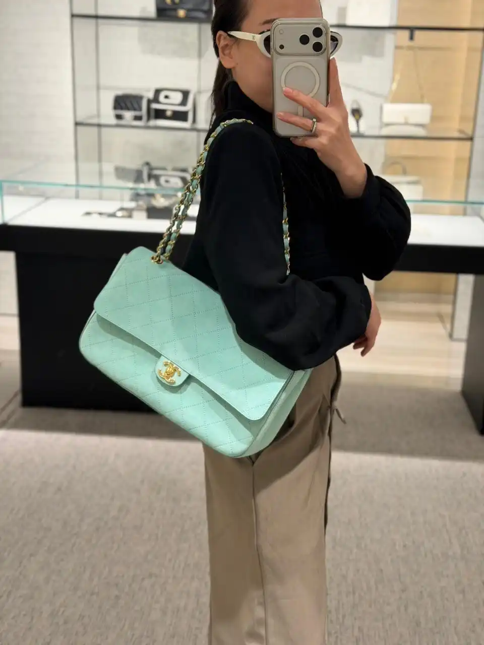 Chanel Maxi Flap XL Velvet Green GHW 32cm - photo 6