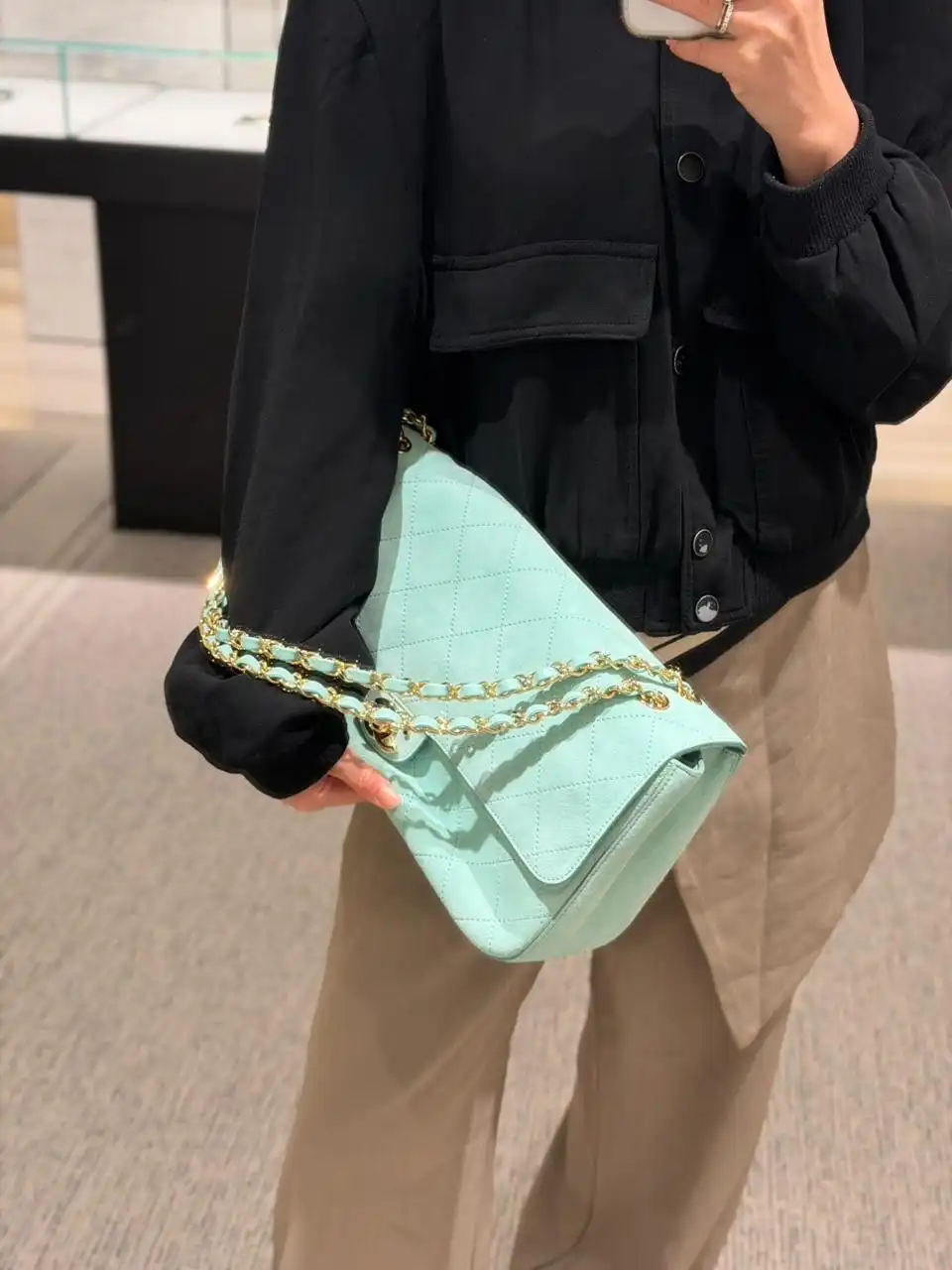 Chanel Maxi Flap XL Velvet Green GHW 32cm - photo 7
