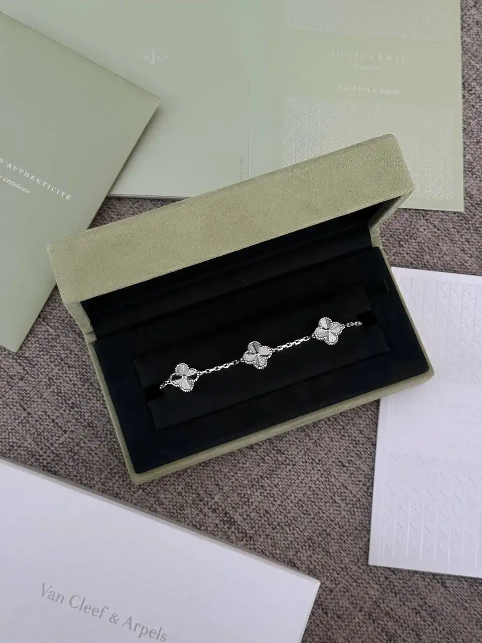 Van Cleef & Arpels / VCA Vintage Guiloche Alhambra Bracelet, 5 Motifs White Gold - photo 3