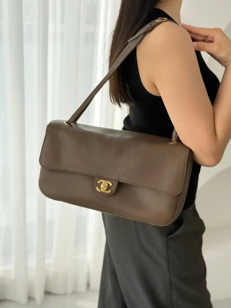 Chanel Maxi Flap XL Etoupe GHW 32cm - photo 3