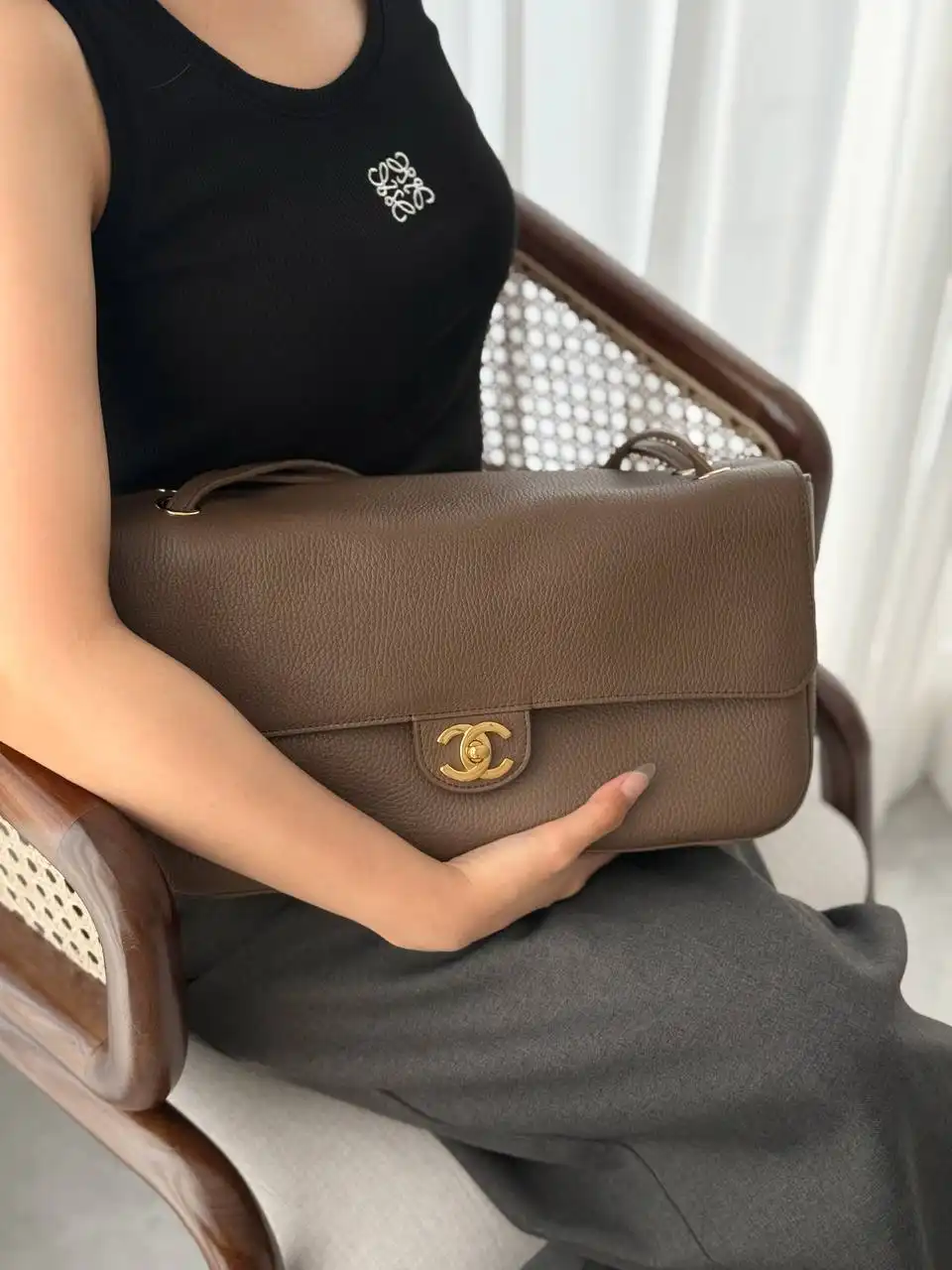 Chanel Maxi Flap XL Etoupe GHW 32cm - photo 4