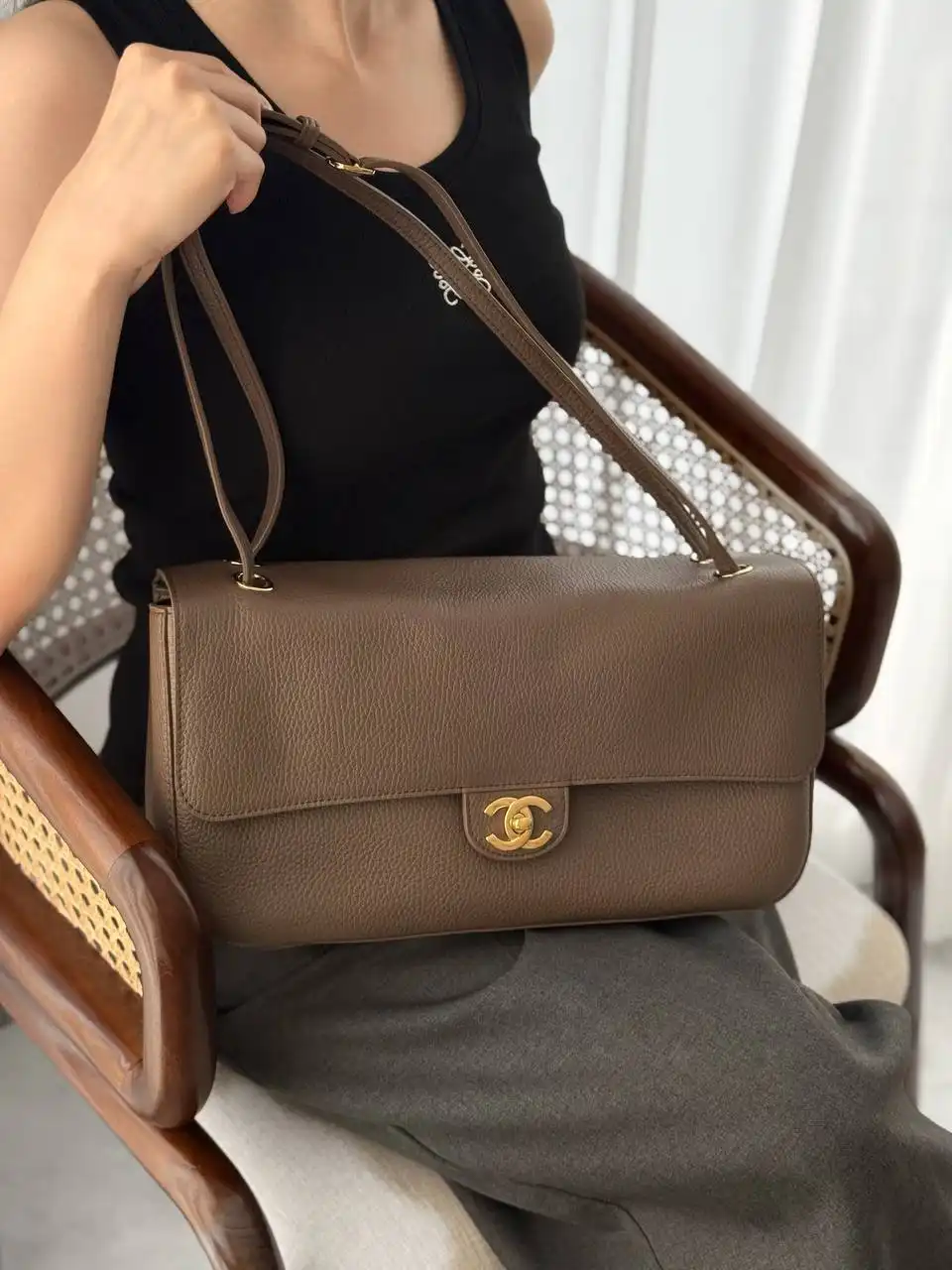 Chanel Maxi Flap XL Etoupe GHW 32cm - photo 5