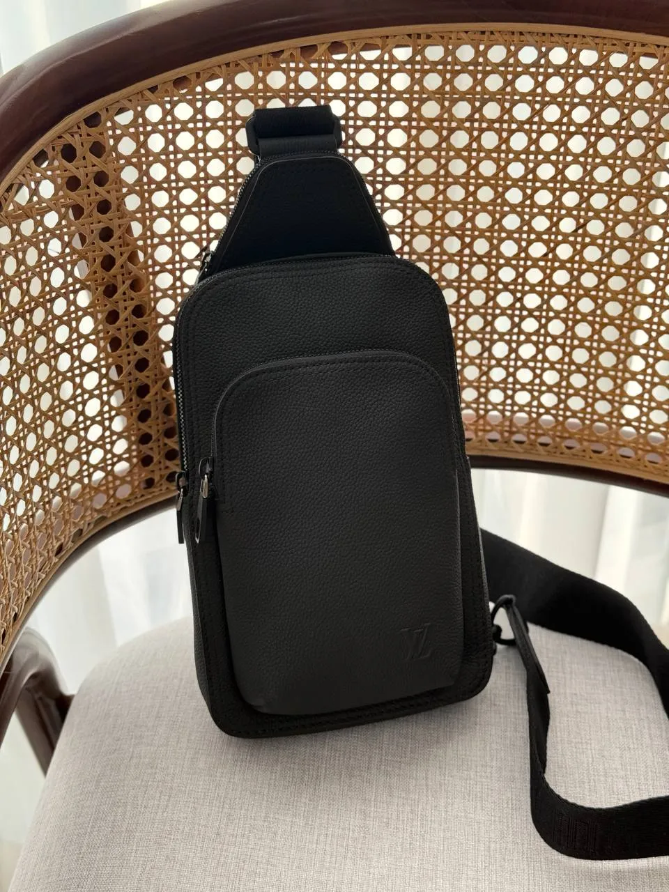 Louis Vuitton LV Avenue Slingbag PM Aerogram Black