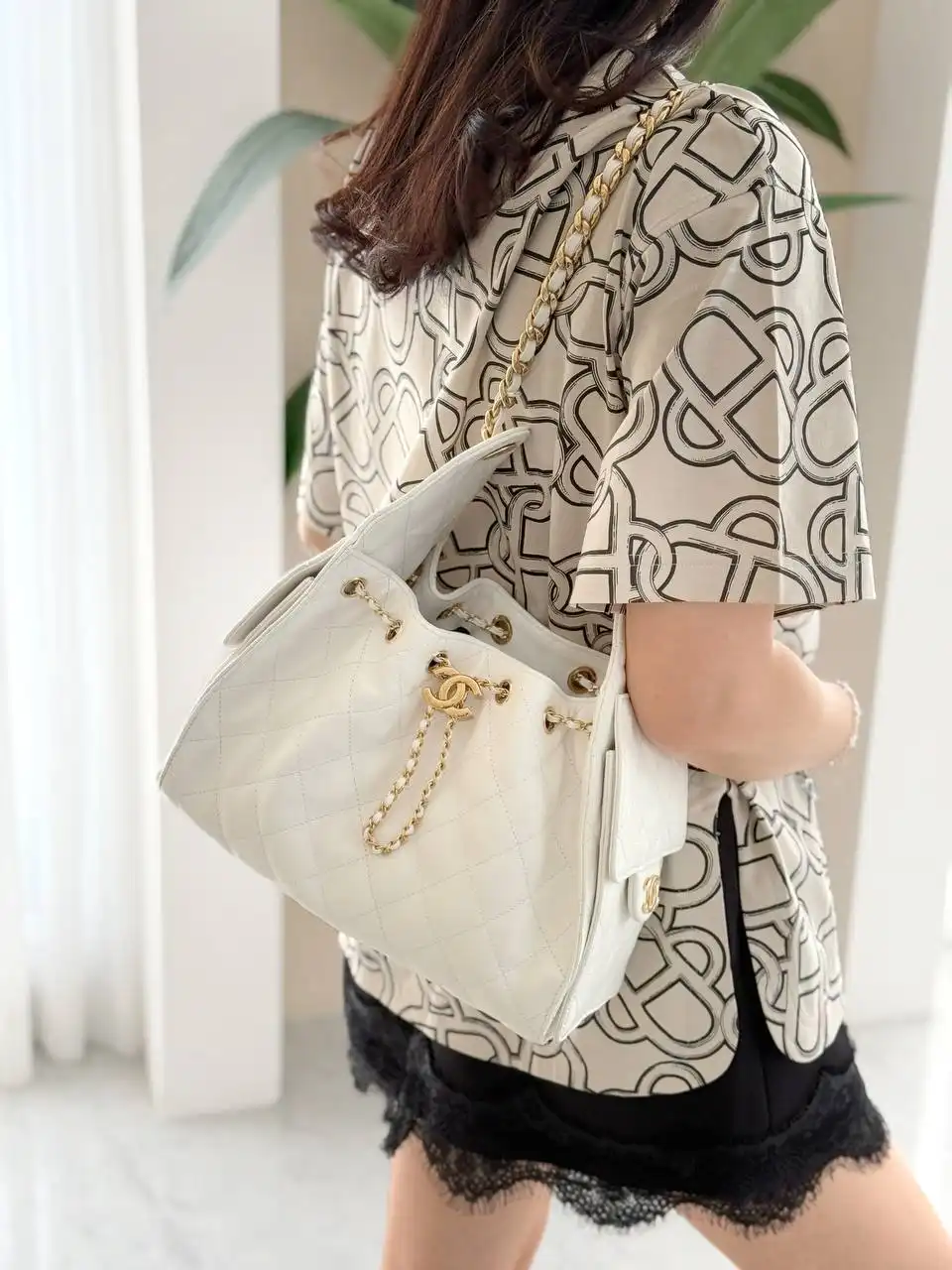 Chanel 25 / C25 Small White GHW Shiny Buckle - photo 4