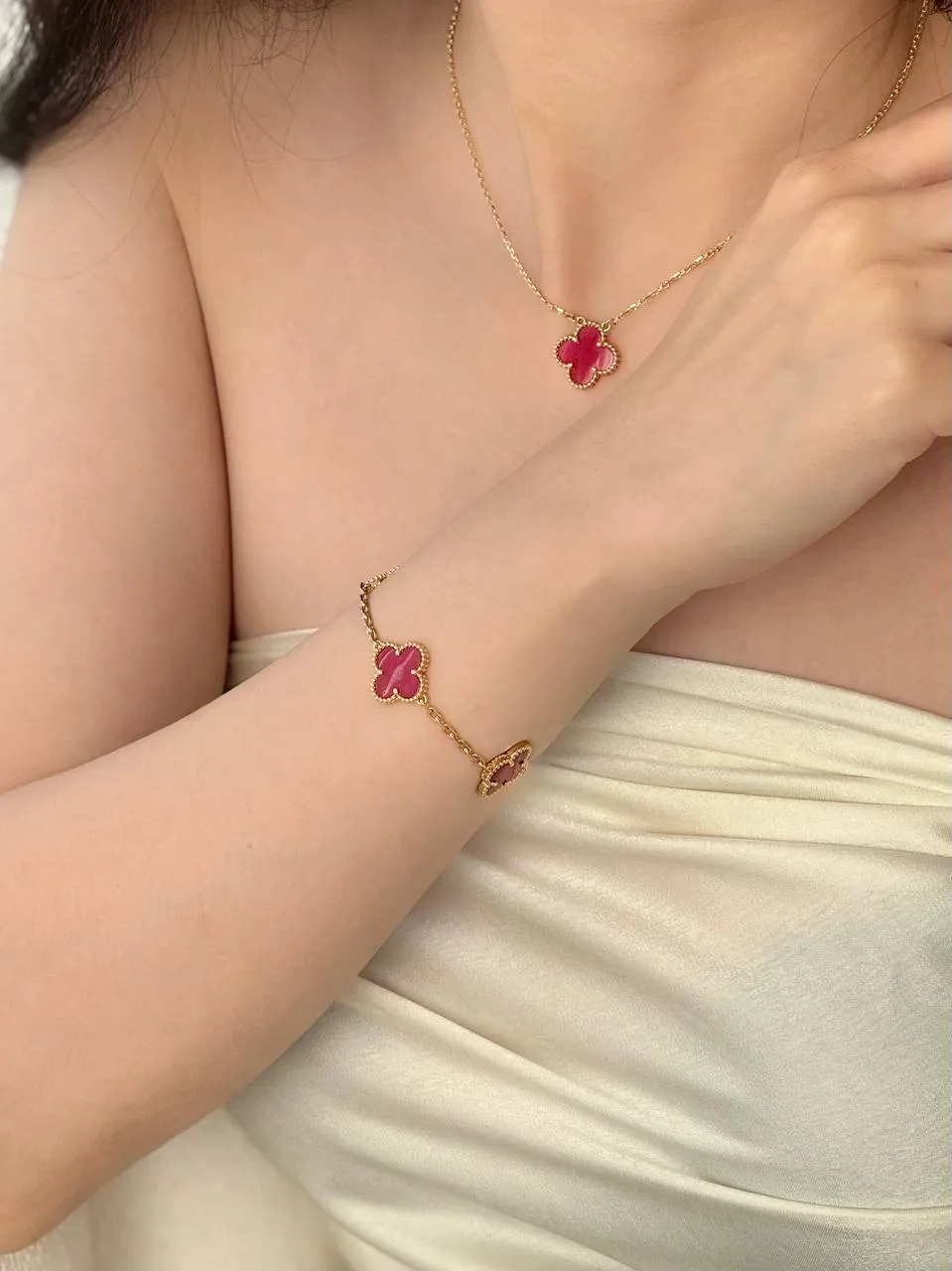 VCA Vintage Alhambra Pendant 18K Yellow Gold Pink Enamel - photo 4