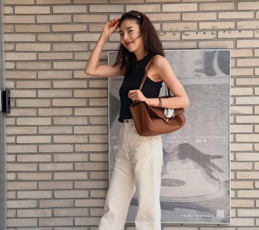 Chanel Maxi Flap XL Caramel SHW 32cm - photo 6