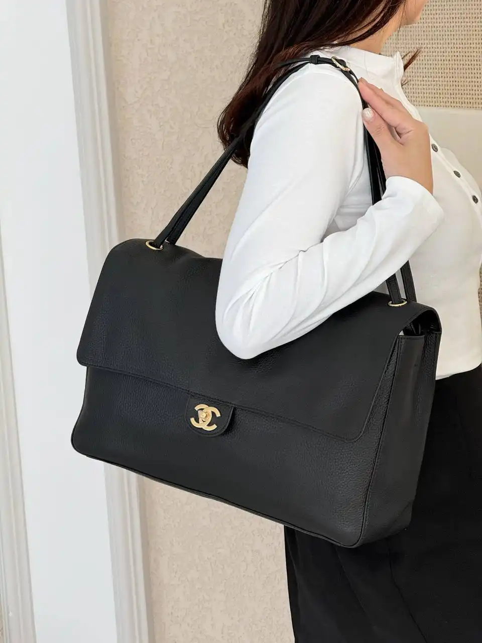 Chanel Maxi Flap XXL Black GHW 38.5cm - photo 3