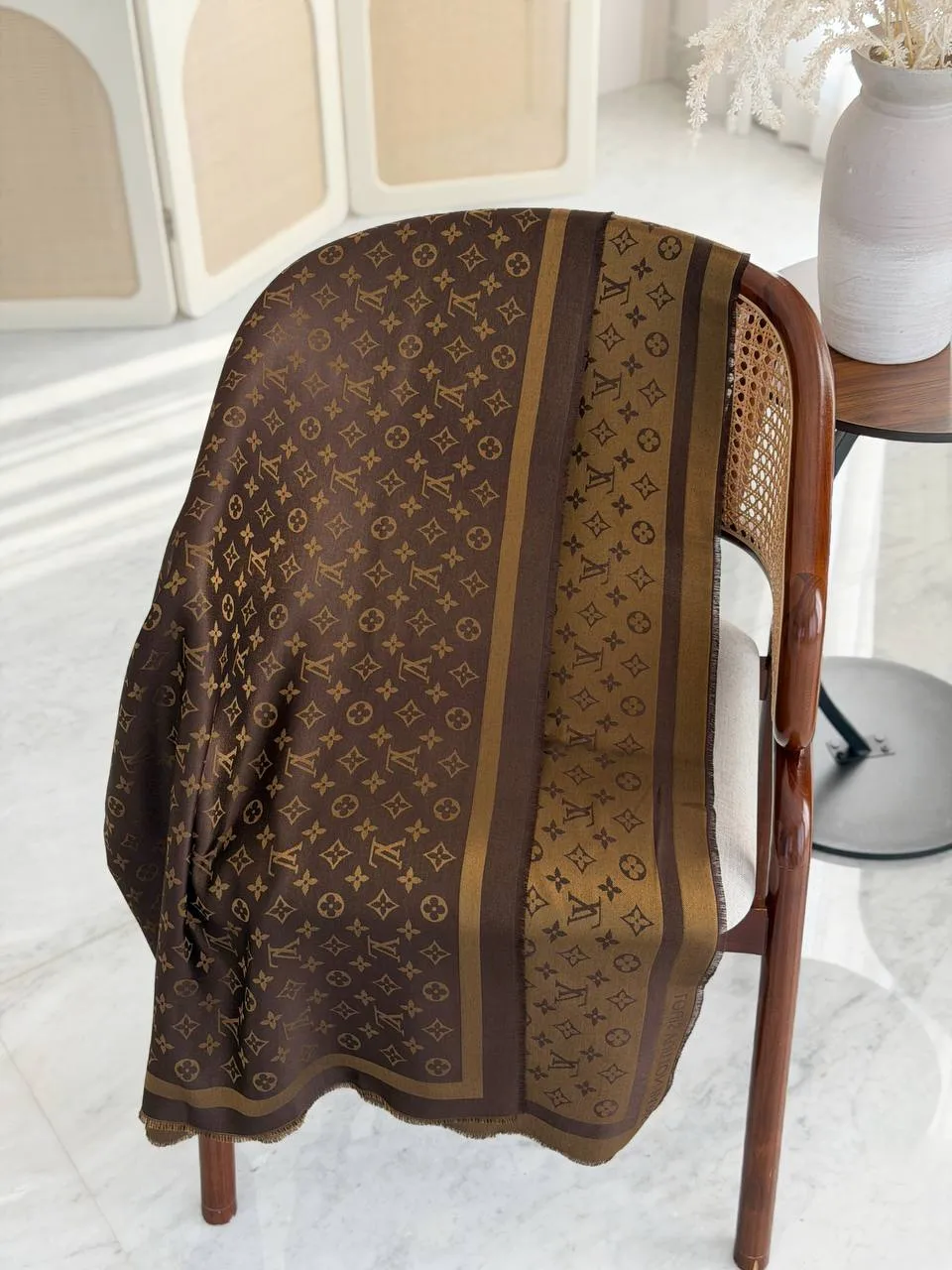 Louis Vuitton LV Monogram Shine Shawl / Scarf Marron
