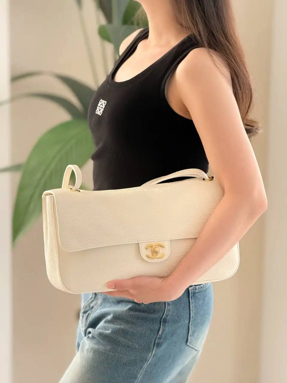Chanel Maxi Flap XL White GHW 32cm - photo 3