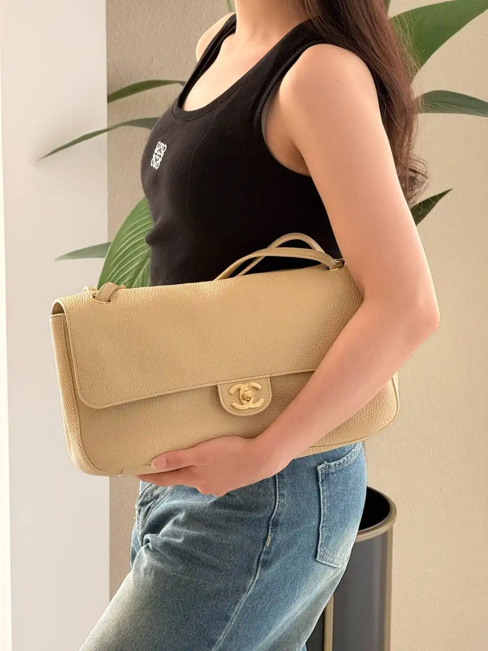 Chanel Maxi Flap XL Light Beige GHW 32cm - photo 3