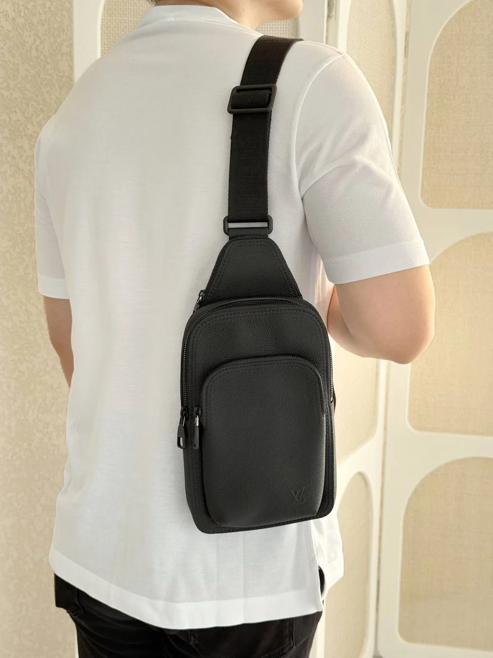 LV Avenue Slingbag PM Aerogram Black - photo 3