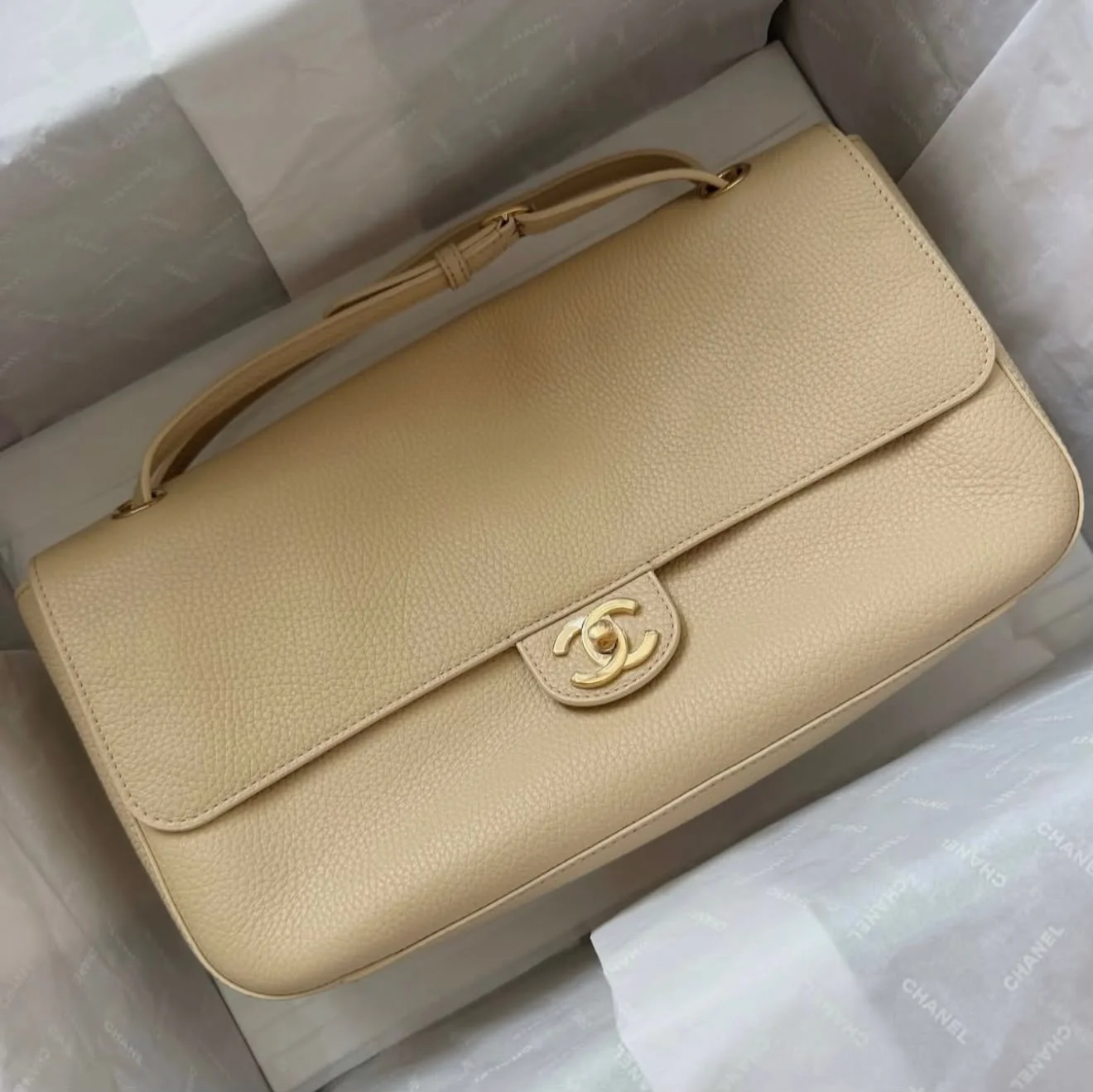 Chanel Maxi Flap XL Light Beige GHW 32cm - photo 4